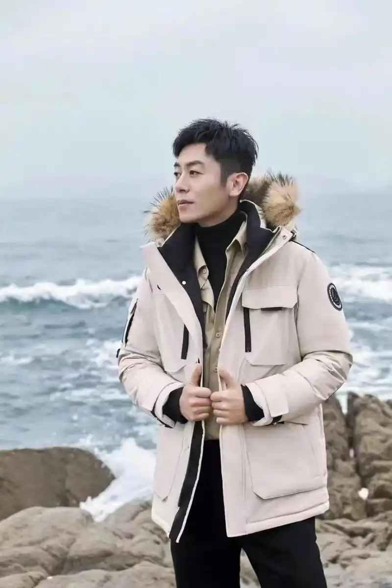 轻拥暖意,荧幕内外皆有温度.演员朱亚文身着#波司登极寒工装燕 - 抖音