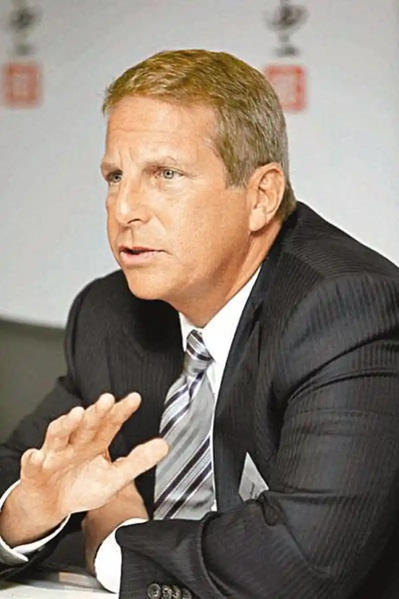 李玟老公是加拿大人乐裕民,他曾经是一位网球教练,他能成功进入上流