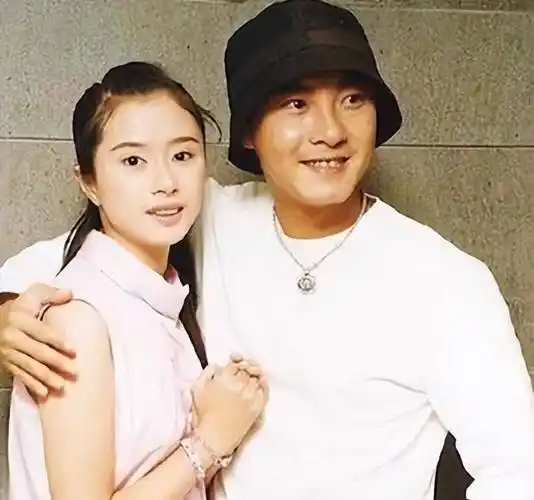 当时港媒抢着报道张卫健和女友张茜的恋情,谁知道报纸上刊登的照片却