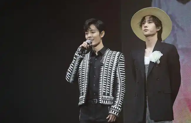 王一博和肖战同台献唱,深情对望好默契,同穿西装帅气十足