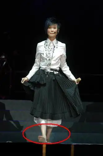 光着臭脚丫闯天下的十大女星(组图)