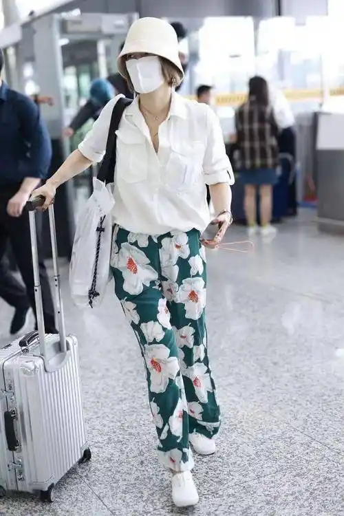 马伊琍把土俗的花裤子穿的高级而且踩布鞋看不出年龄挺时髦