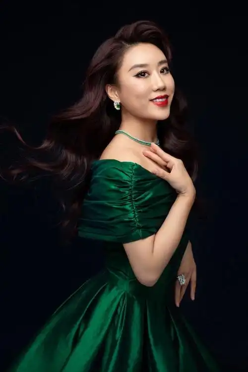 师从男高音歌唱家戴玉强,韩国女高音歌唱家教育家金智贤教授