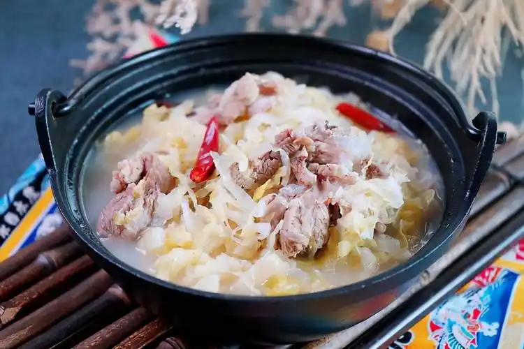 骨头汤炖酸菜酸菜会特别香汤汁也好喝赶快来试试