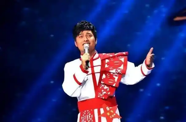 回顾歌手云飞放弃家庭去支教成名后与妻子离婚今娶古典女神