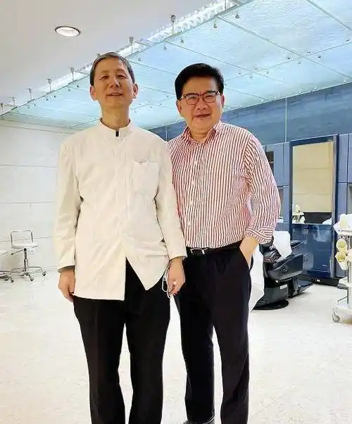 曹可凡:一边夸奖理发师手艺好,一边临走时不忘和理发师合影留念_进行