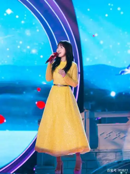 杨钰莹30年不变,穿公主裙亮相春晚减龄又少女,配高马尾美回18岁