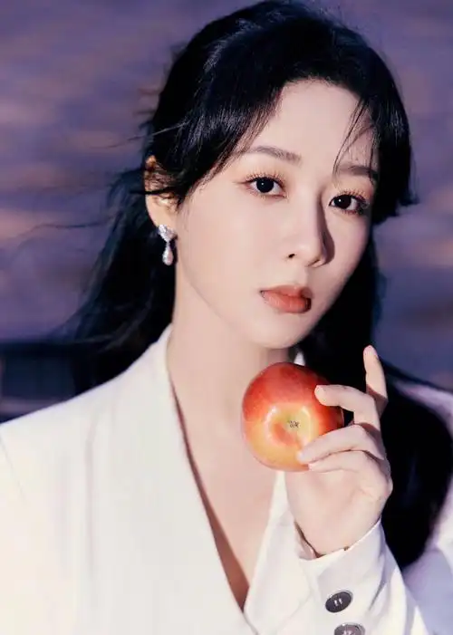 白色西装的杨紫霸总范儿十足