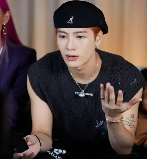 对于王嘉尔大家对他都不陌生了吧,王嘉尔出道的时间不算短了,最开始