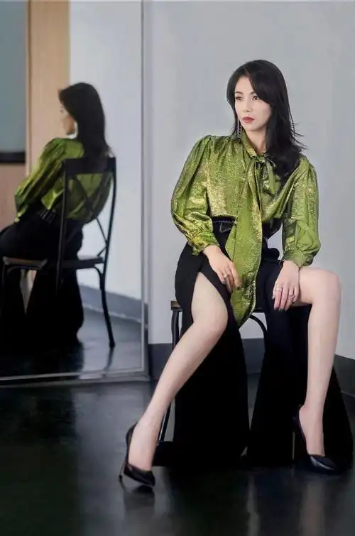 刘涛逃过"中年油腻",裤子开叉穿出裙子的效果,真有豪门的气场