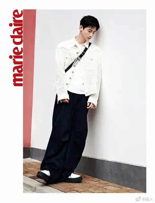 嘉人谈资春日穿搭白敬亭小香风的优雅与个性斜挎包的碰撞