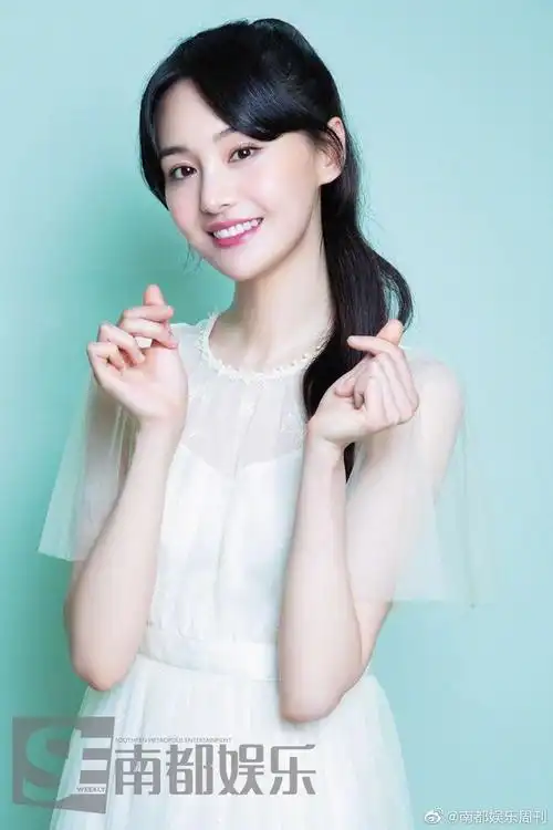 郑爽穿薄纱裙登杂志封面清纯又甜美扎上高马尾美回18岁