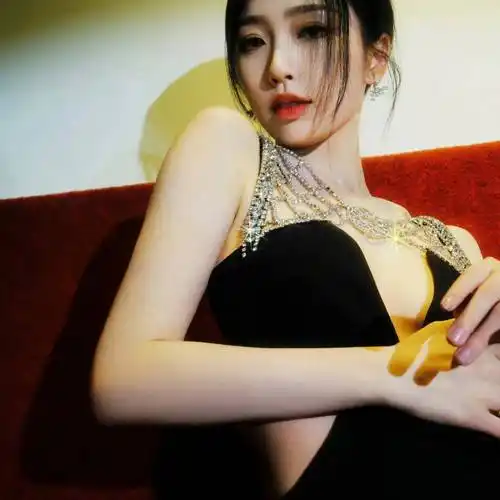 虞书欣身穿黑色镂空菱形吊袜带连衣裙,身材也太好了吧!