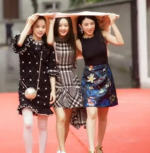 "三女同框,必有一丑"几张女明星合影,网友:最后一张没法评论_网易订阅