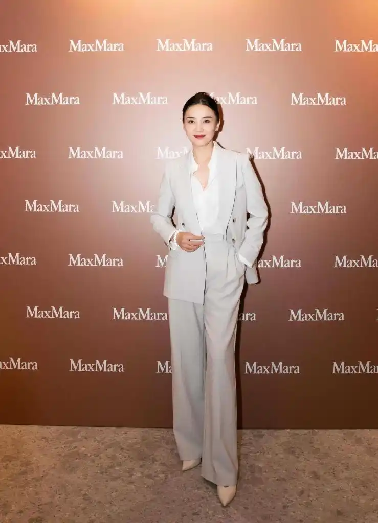 宋佳西装造型亮相maxmara新品发布会 西装搭盘发自信从容