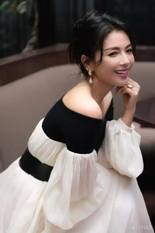 8月25日,刘涛以一袭黑白露肩连衣裙的时尚造型亮相成都某品牌活动