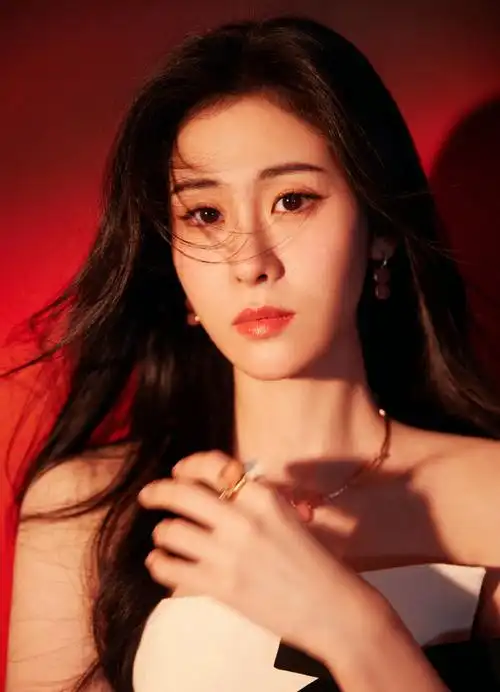 张碧晨电影之夜抹胸长裙造型##微博电影之夜