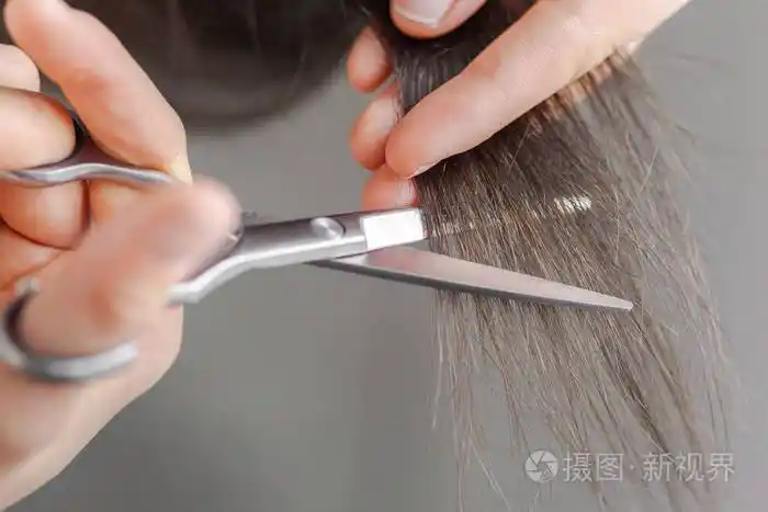 女人在背景上剪头发