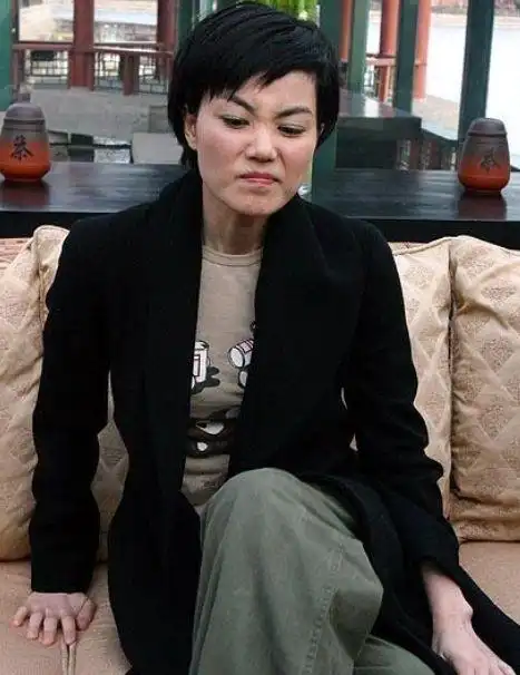 被49岁王菲骗了好久生活照老态横生像大妈真是苦了谢霆锋