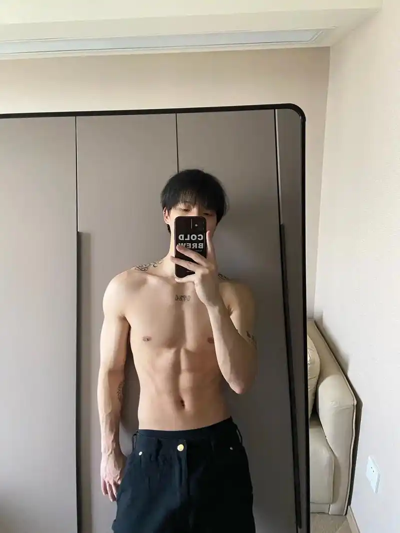 取悦自己.#腹肌 #185大帅哥 #对镜拍 #健身 #宽肩窄 - 抖音