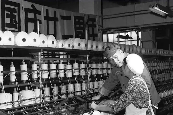 211971年10月2日,天津第二毛纺厂老工人李长茂和粗纱车间的工人,在