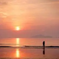 面朝大海微信头像男成熟背影【点击鼠标右键下载】