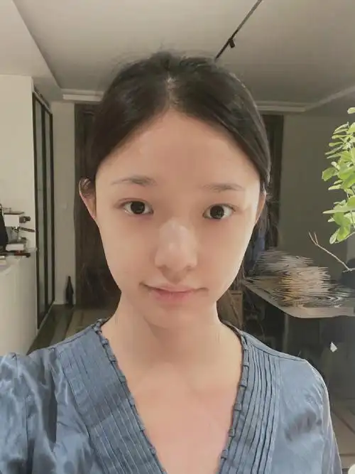 林允素颜怼脸自拍