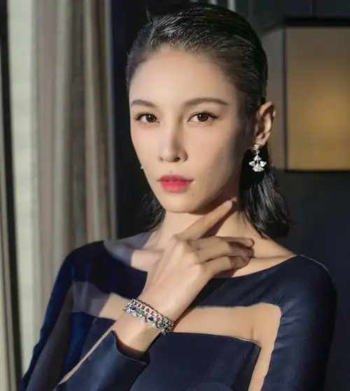 张蓝心颜值高就是好,这么穿美的有点美不胜收