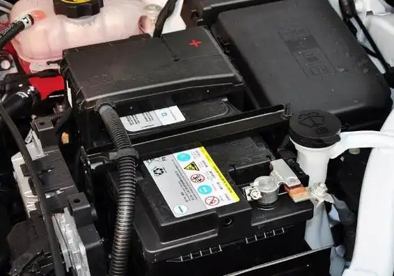 别克昂科威电瓶在哪里位置