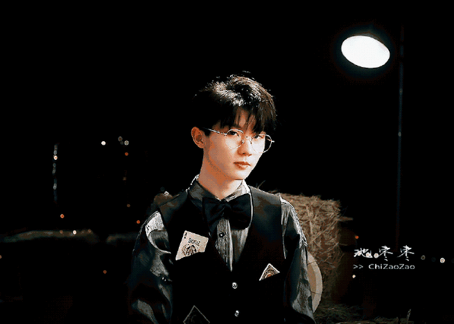 马嘉祺#·动图截修戴金丝眼镜的马嘉祺!yyds!