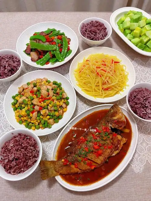 家常菜晚餐红烧鲈鱼腊肉荷兰豆蔬菜鸡丁