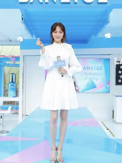 被28岁李圣经惊艳到了,一袭白裙清纯动人,尽显好气质!