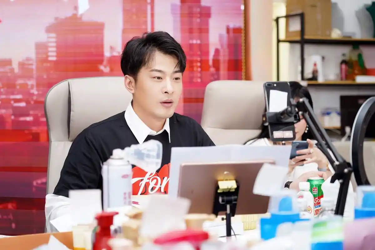 辛巴辛有志为国货品牌带来更多可能性,歌声响遍社区 快乐播撒基层