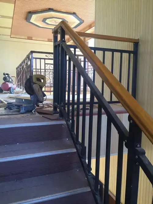 厂家直销室内木纹楼梯扶手锌钢护栏组合栏杆配花钢木铁艺