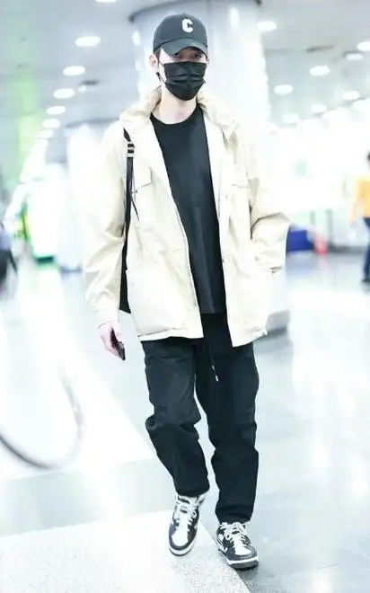 张翰现身北京机场时尚搭配黑白运动风酷感十足