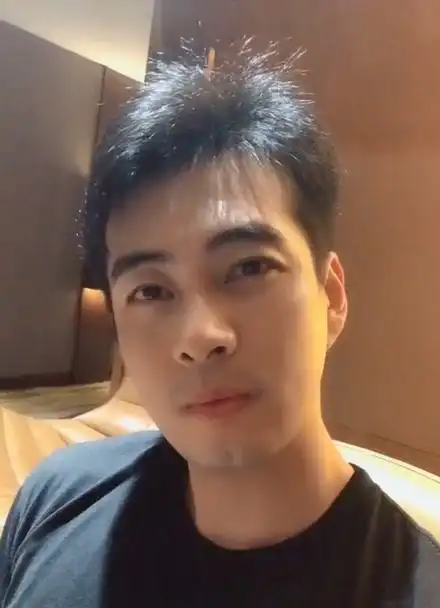 哪里能下载到男生活照带视频的呢 同一个人 朋友圈