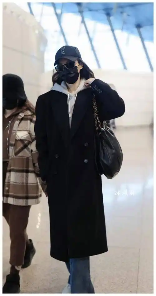唐嫣黑大衣炸街头!走机场尽显巨星范,同款火爆快断货._成功_造型_事业