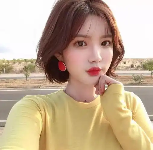 如果觉得短发发型单调的妹子搭配适合可爱俏皮的小发夹也别有一番风味