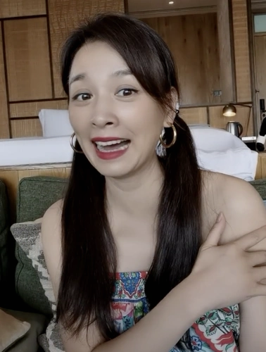 50岁张庭扎双马尾扮嫩 穿抹胸小露香肩玩谐音梗