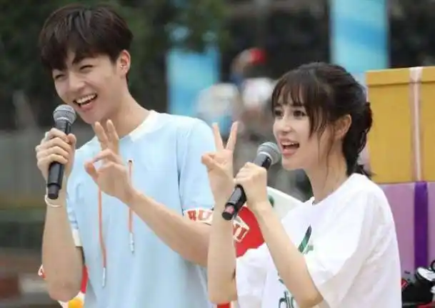 程潇录制跑男遇生理期,看清她面对高压水枪姿势时,女孩才懂的痛_网友