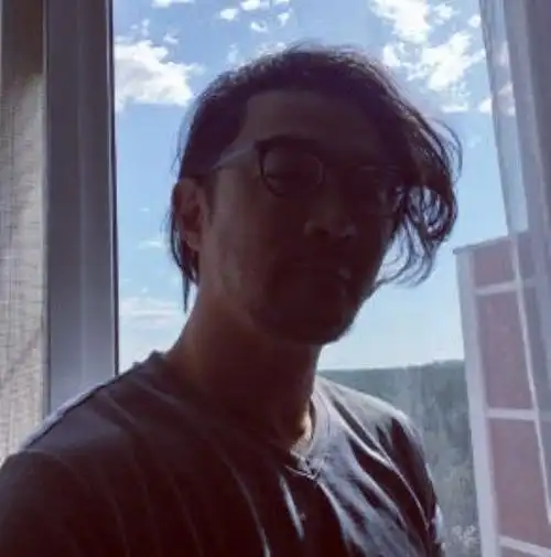 他昔日背叛18年女友出轨伊能静,如今49岁惨变胡渣油腻大叔_黄维德