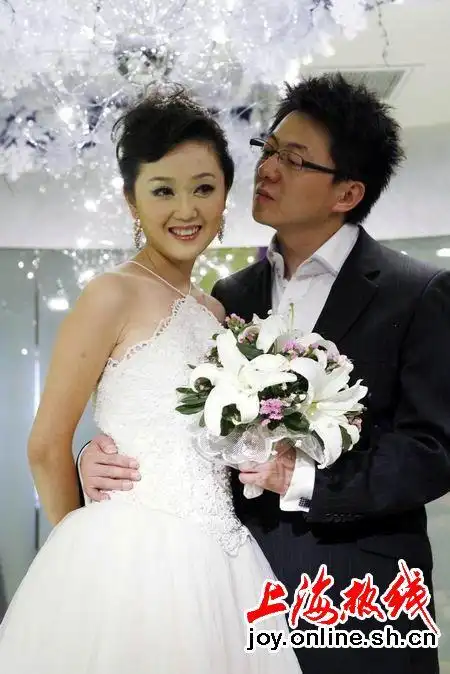 红娘倪琳披婚纱 七男相争做新郎_婚纱摄影