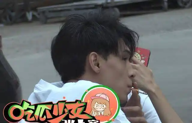 原创德云社23岁小生又换豪车懒理负债2百万传闻逍遥吸烟太自在