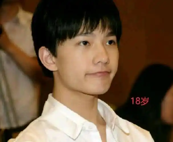 从7岁开始出道,如今已有10年,28岁的他看起来更加的英气_杨洋