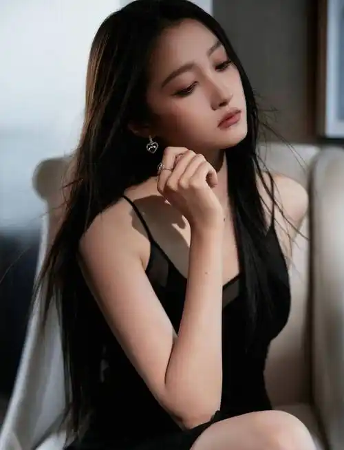 火辣又时尚,关晓彤穿上吊带连体裤,秀出绝佳身材,大长腿,高跟鞋迷人至