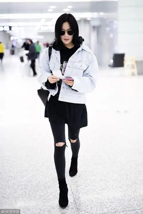 张馨予牛仔夹克搭印花卫衣 破洞裤配袜子靴爽朗利落