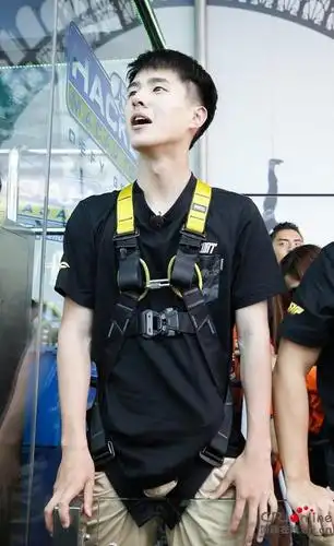 在338米的澳门塔上,刘昊然解锁了"高空蹦极"的新技能,完成了自我的