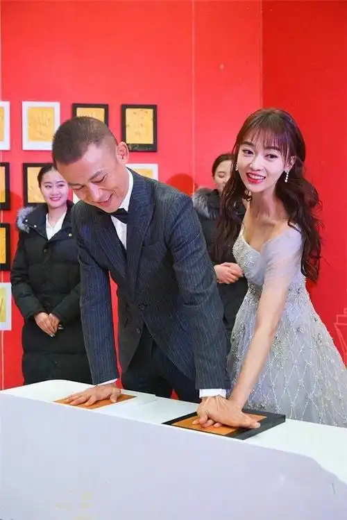 吴谨言聂远携手走红毯聂远绅士为其提裙摆二人同时获奖心情佳