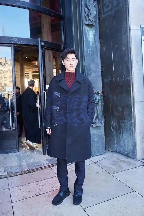 恋爱后的罗晋穿衣风格真年轻!棒球夹克配牛仔秒变"罗三岁"了