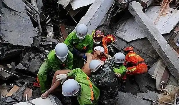 2008年汶川地震,广元市长马华在镜头前泣不成声,颤声哽咽